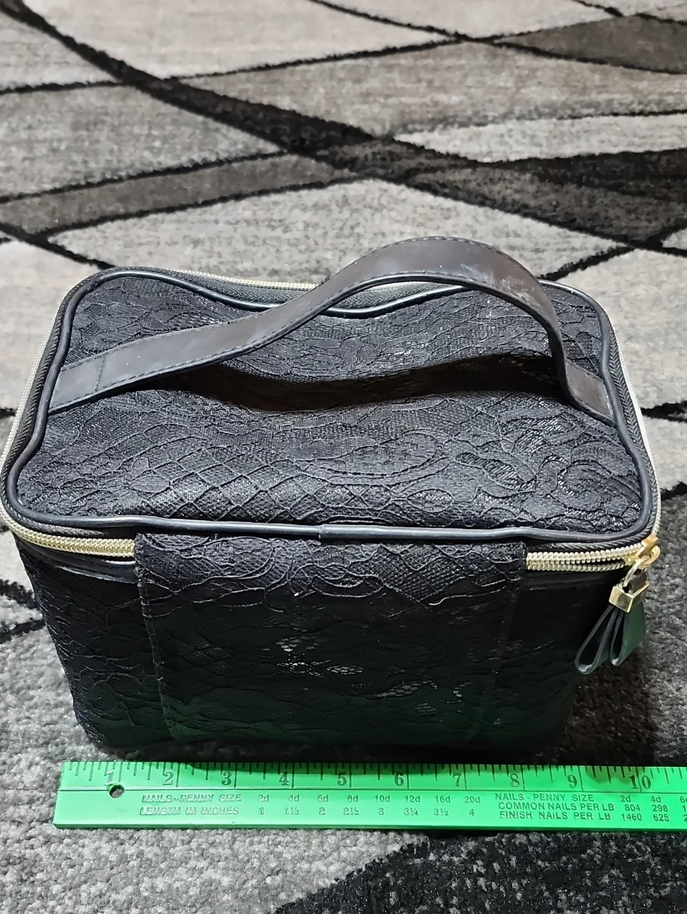 VICTORIA SECRET 2016 BLACK LACE OVERLAY GOLD EMBOSSED BOW TRAVEL TRAIN CASE